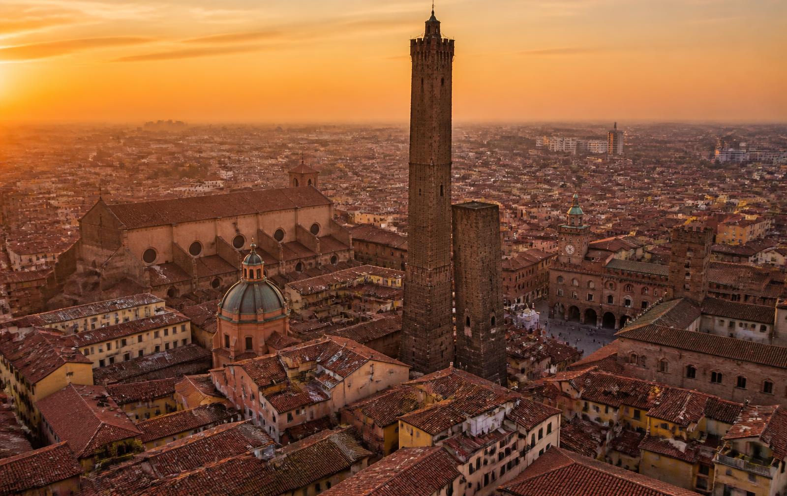 Veduta dall'alto del centro storico di Bologna al tramonto